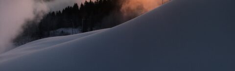Efter en grym insats så är liften äntligen klar! Stora backen och barnbacken är öppen. Det är endast tillåtet att åka i pistade områden! VÄLKOMNA!